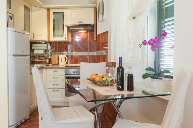 Apartments Kalalarga Deluxe- city centre&balcony - Bed and Breakfast Makarska