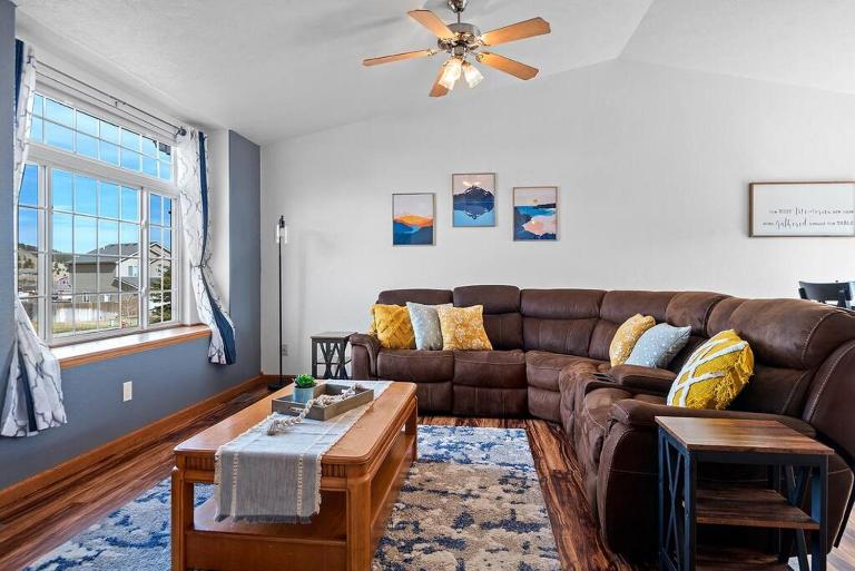 Stylish 5 BR- LG Fenced Backyard and Playground - Chambres d'hôtes Summerset