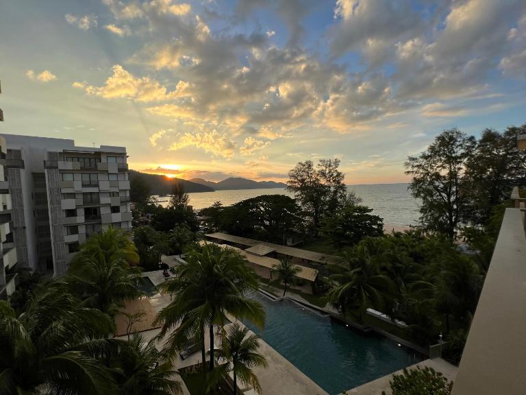 BY THE SEA - Penthouse 3 bedroom - Chambres d'hôtes Batu Feringgi