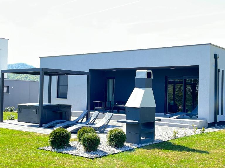 K Relax Place, Varaždinske Toplice, modern home with Sauna, Jacuzzi, WIFI - B&B Varaždinske Toplice