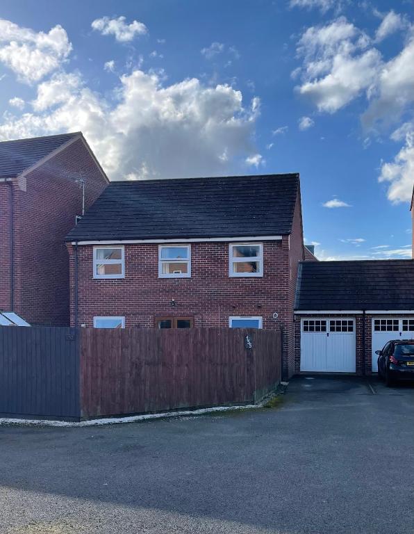 Spacious, Quiet, Sleeps 13, 3 Bathrooms, 2 Parking, Park, KIA1 - B&B Kirkby in Ashfield