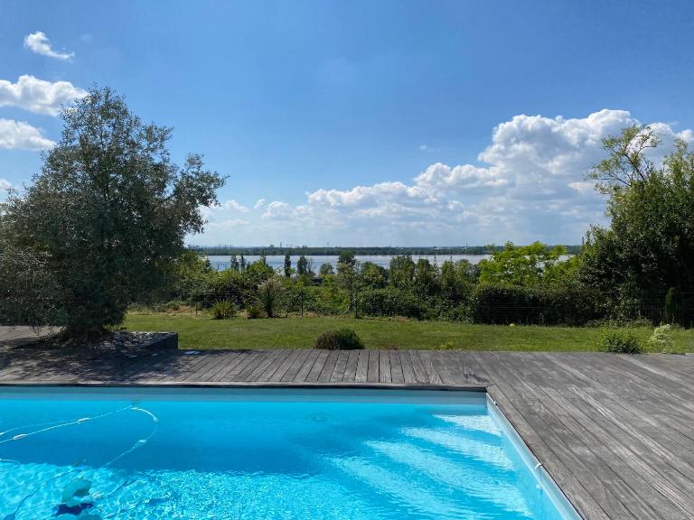 Villa familiale à la campagne avec vue sur le fleuve - proche de Bordeaux - B&B Bourg