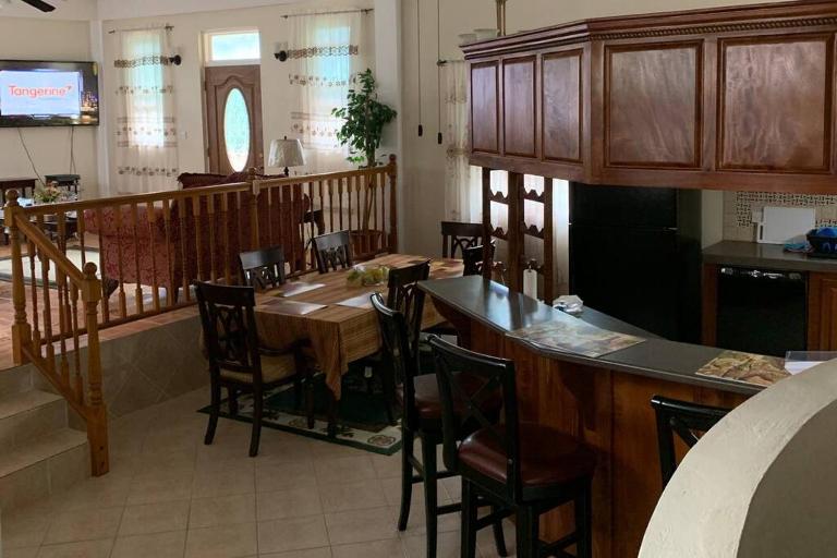 The Seclusive Mansion - B&B Roseau