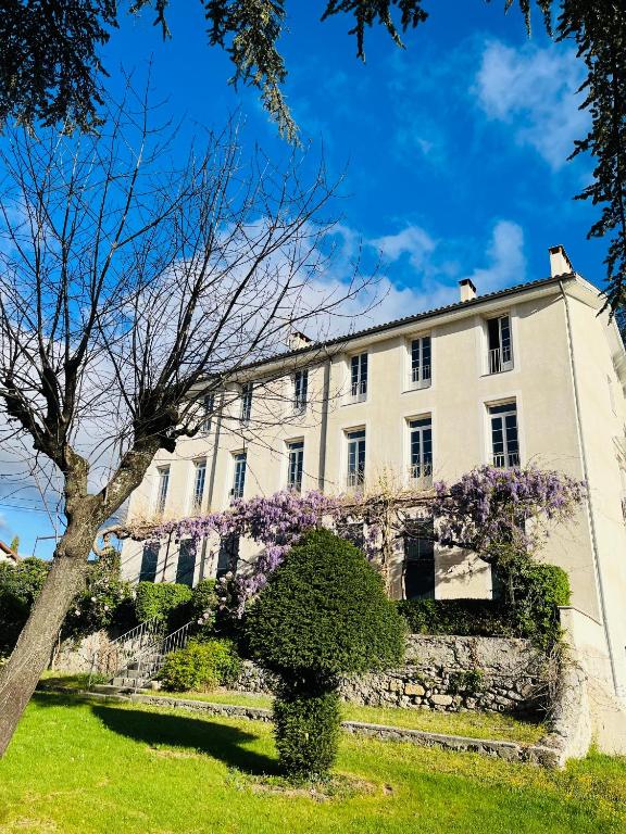 Les Glycines, charmant studio au calme dans bâtisse de Maître proche du centre ville parking gratuit - B&B Digne-les-Bains