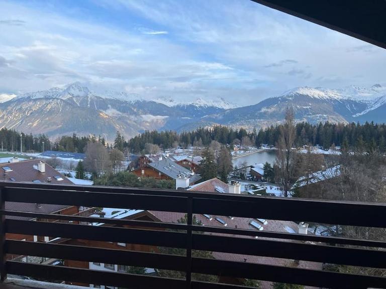 Attic Gem with Unbeatable Lake Moubra View - B&B Crans-Montana