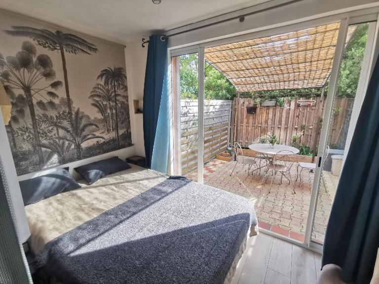Rez de jardin Le Mooréa est à 5 min de l'hyper centre et plages - B&B Sausset-les-Pins