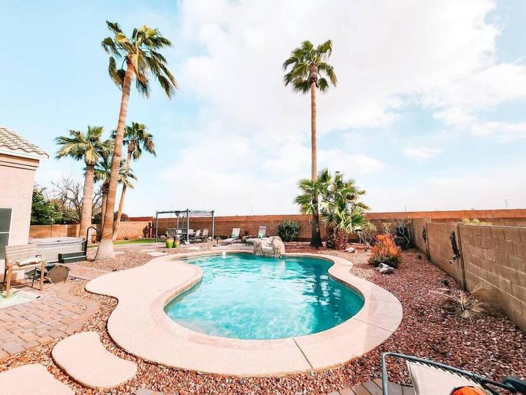Luxury Pool Home! Amazing Back Yard Oasis - B&B Avondale