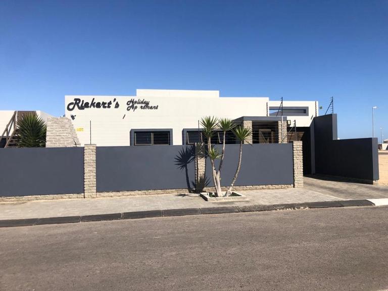 Riekert's Self-Catering Apartment - B&B Swakopmund