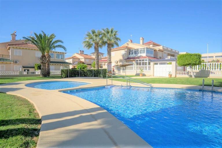 Spacious ground floor apartment overlooking the beautiful communal pool - B&B Playa Flamenca
