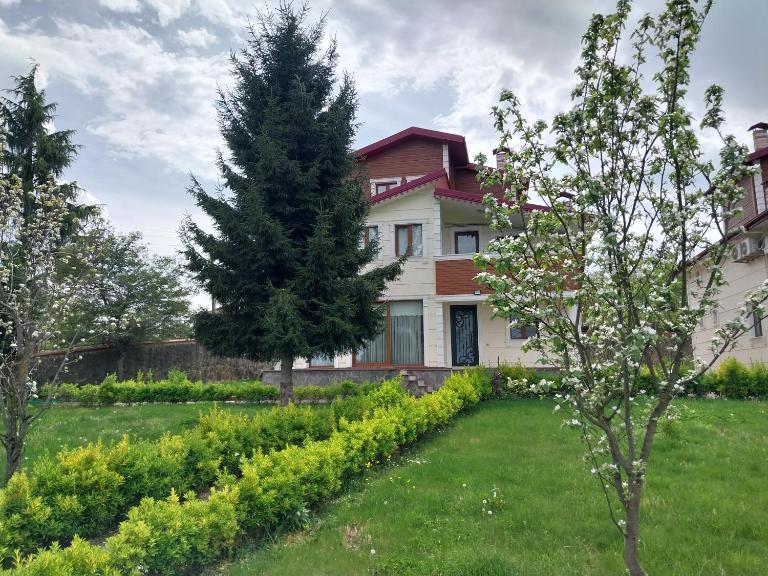 Big garden and sea view villa - B&B Yalıncak