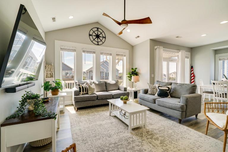 Modern Surf City Beach House w/ Hot Tub! - B&B Surf City