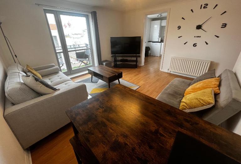 River View Apartment - Central Dundee - Free Private Parking - Sky & TNT Sports - Lift Access - Superfast WIFI - Quiet Neighbourhood - 2 Bathrooms - Amazing Views - Balcony & Courtyard - Long Stays Welcome - Ferienwohnung Dundee