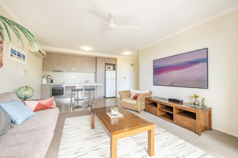 Seasalt Airlie Best location 1bed apt Private SPA Unit 4 - located within "Airlie Central Apartments" - B&B Airlie Beach