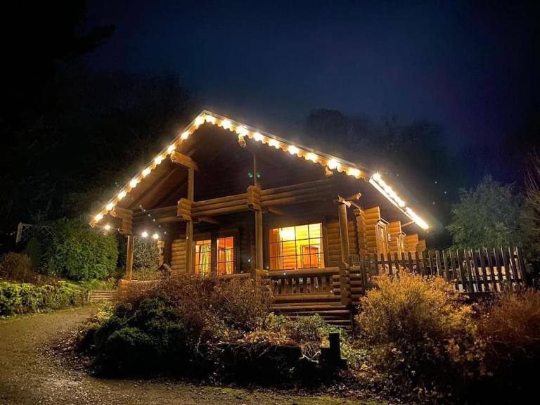 Solid Log Cabin With Private Hot Tub - Oak - Chambres d'hôtes Aymestrey