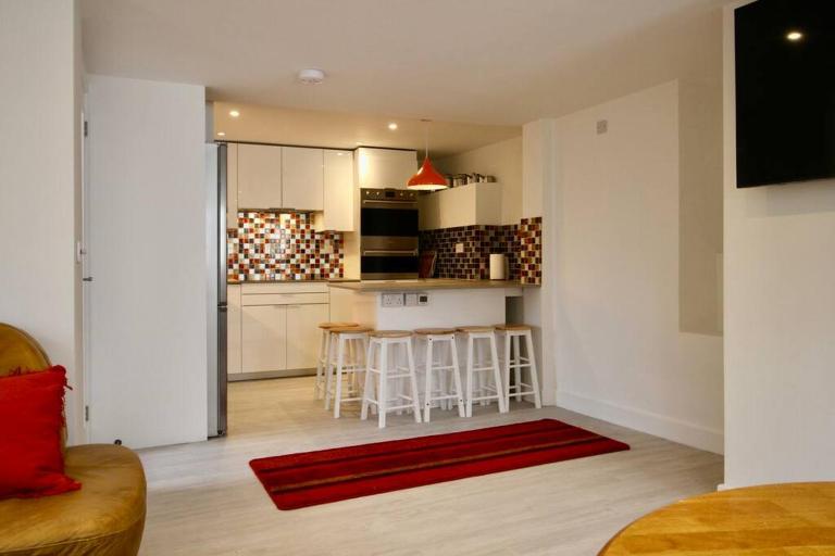 Vernon Place town centre, Vernon Cottage 3-bed with parking, 1A Vernon Court 2-bed with parking, 1B studio no parking, off the High Street next to Sandford Park - B&B Cheltenham