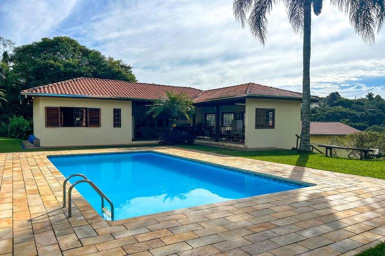 Casa de campo c piscina e natureza em Mairinque SP - B&B Mairinque