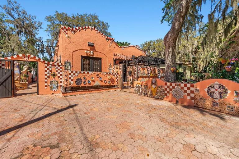 The Gaudi House- Pool Minutes to DNTN and Beach - Chambres d'hôtes Saint Augustine