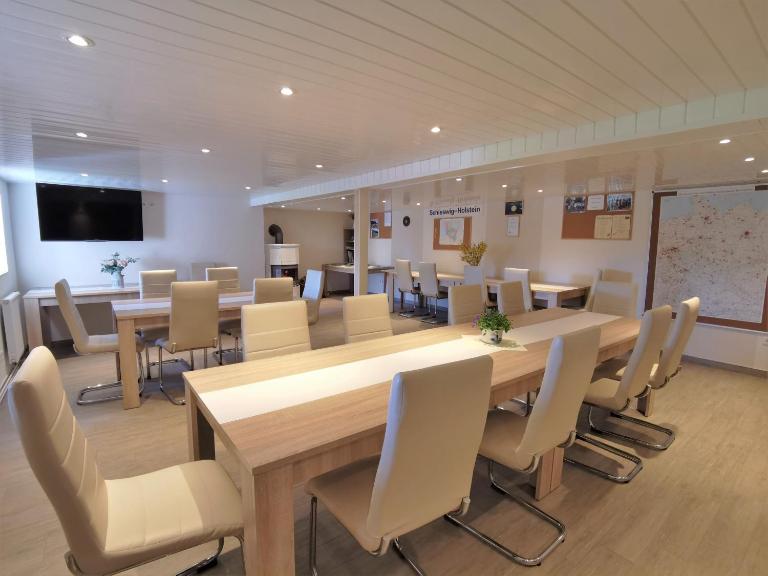 Clausen - Ferienwohnung mit 4 Schlafzimmern, 2 Bädern, Aufenthaltsraum mit Kamin und Garten - Chambres d'hôtes Janneby