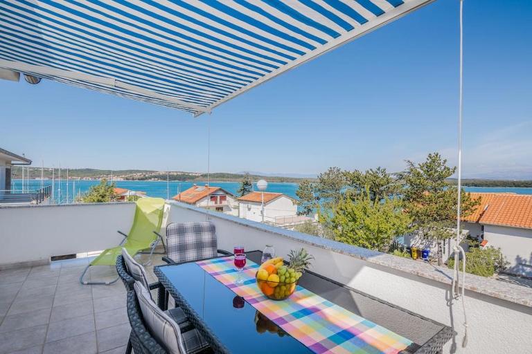 Nice apartment with balcony very close to the sea - Chambres d'hôtes Klimno