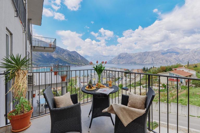 Apartment Boka with Sea View - Ferienwohnung Kotor