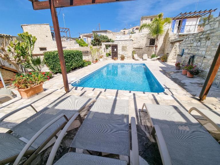 Aphrodite's Pool Retreat - Chambres d'hôtes Skarínou