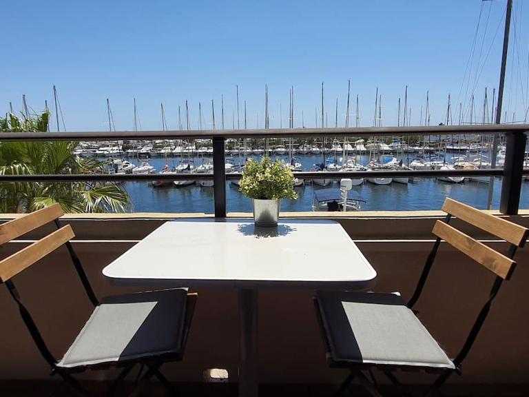 Au bord de l'eau, Profitez d'un moment de calme ! - B&B Gruissan