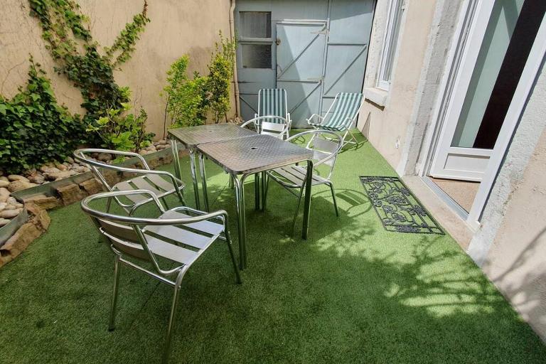 Classé 4 étoiles - Cybèle - Centre ville 2 Chambres, cour privative et Garage - B&B Vienne