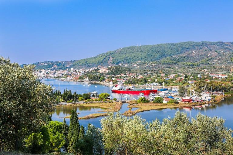 Skiathos Seaview Villa with Pool - Bed and Breakfast Póntioi