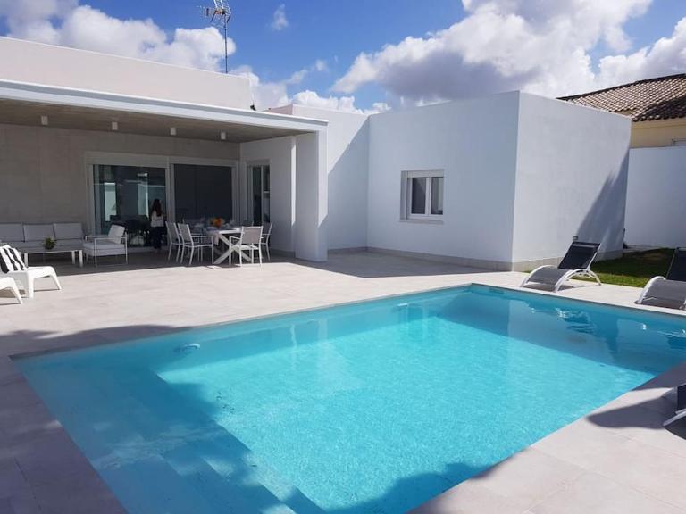 CHALET ARRILUCE Plaza de parking gratis en la playa - B&B Chiclana de la Frontera