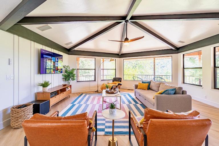 Secluded Mtn Top Family Haven w/Views Spa & Arcade - B&B Three Rivers