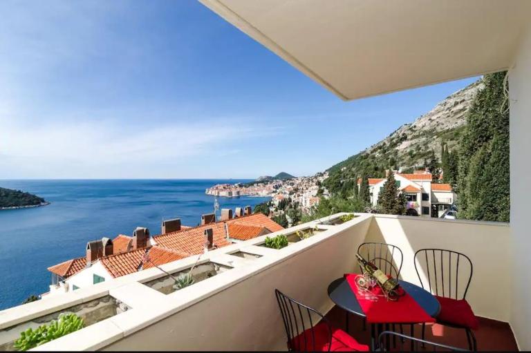 Apartment Zlatni Potok - Best View of the Old Town - B&B Dubrovnik
