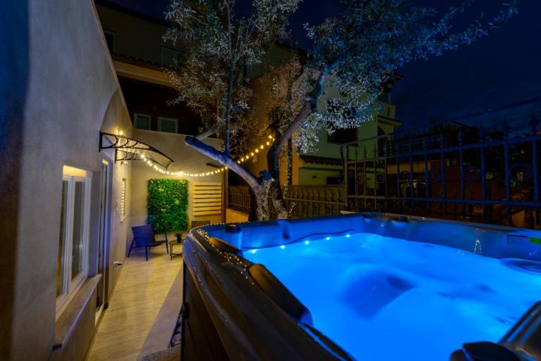 Studio Apartment Mare with private garden and jacuzzi - B&B Vinkuran
