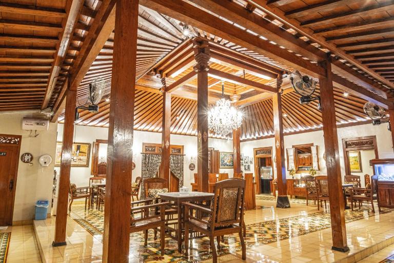 nDalem Kartowikoro 1835 - Chambres d'hôtes Surakarta