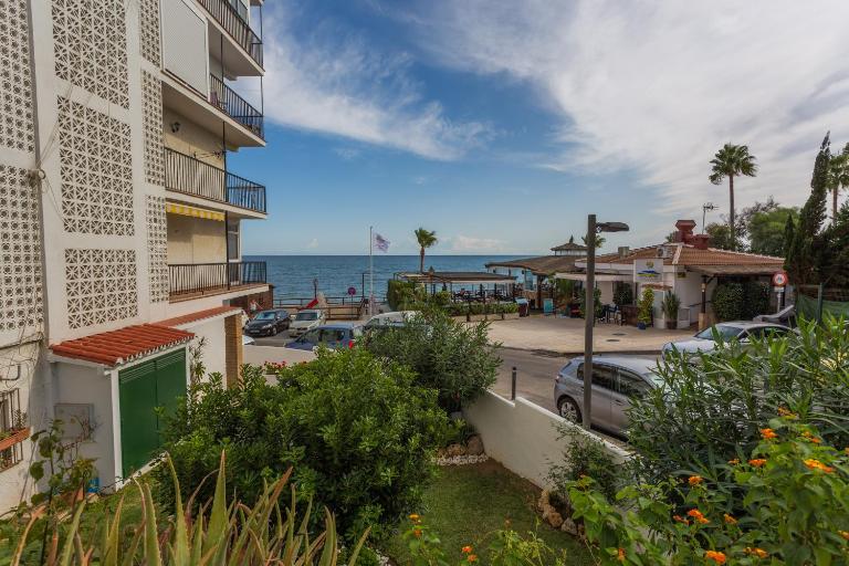 Beachfront Calahonda apartment - B&B Mijas Costa