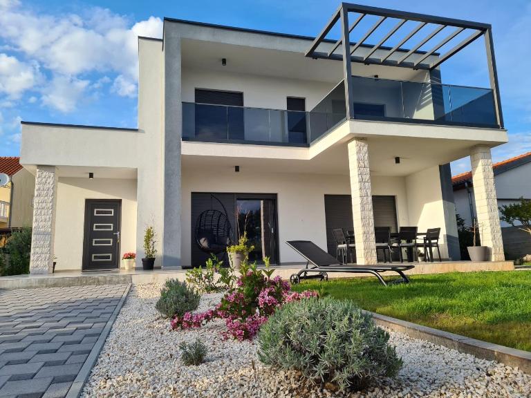 Villa Adria near Šibenik, 90 meters from the sea - B&B Jadrija