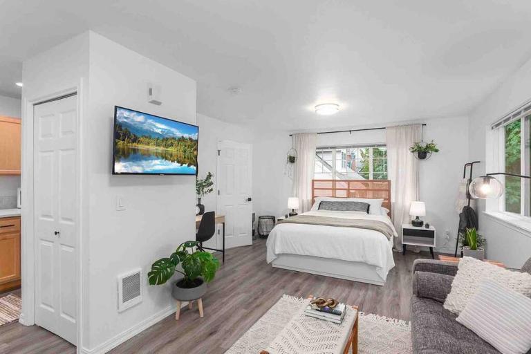 Private Newly Renovated Studio w private Parking! - B&B Portland