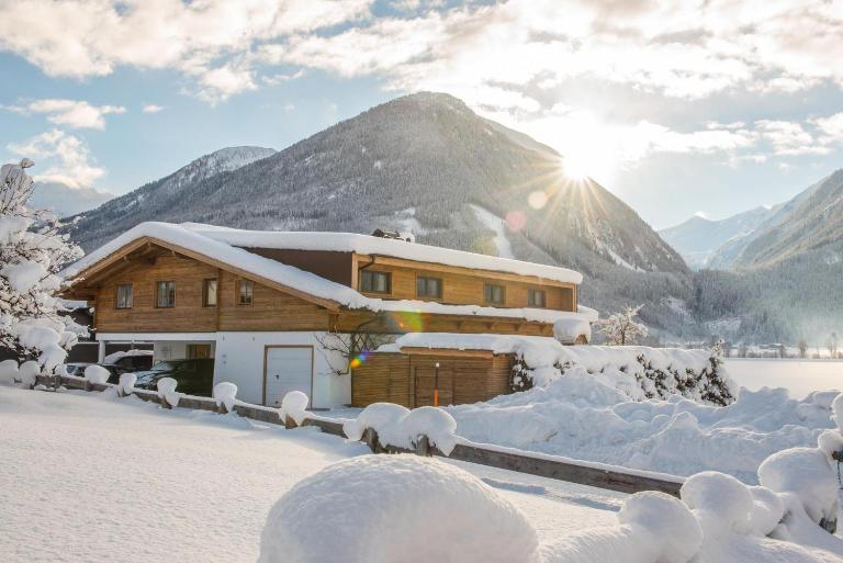 Holiday Home in Neukirchen with Mountain Views - B&B Rosenthal