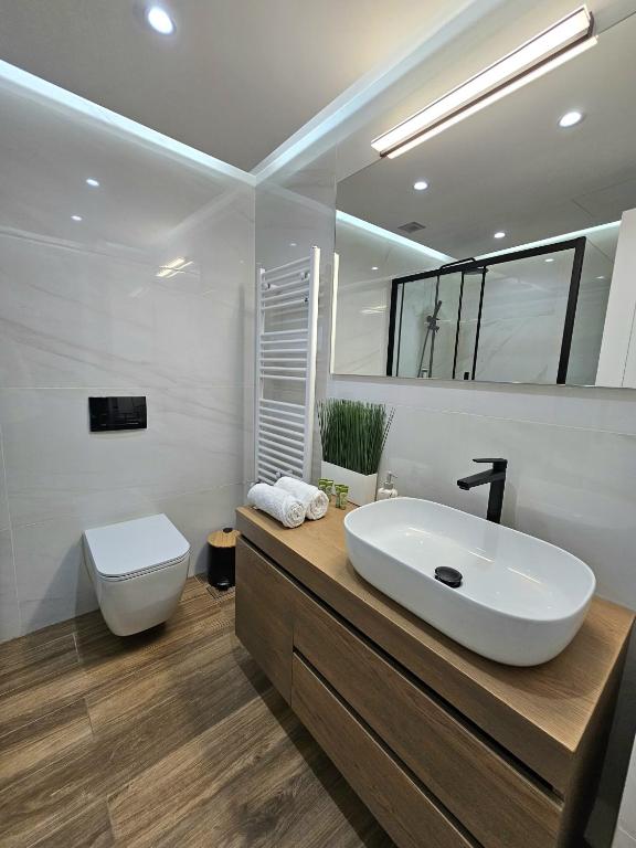 Modern Garden View Apt in Voula, Athens - Luxe - B&B Atene