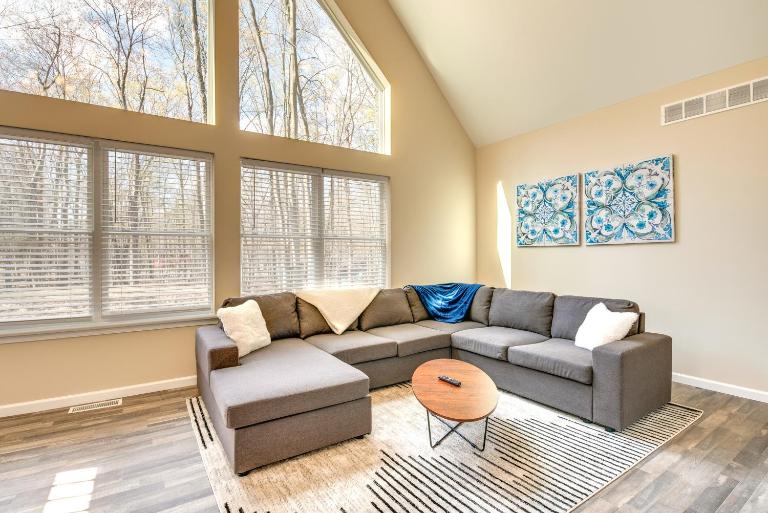 Hike & Ski: Pocono Lake Home w/ Community Perks! - Bed and Breakfast Pocono Lake