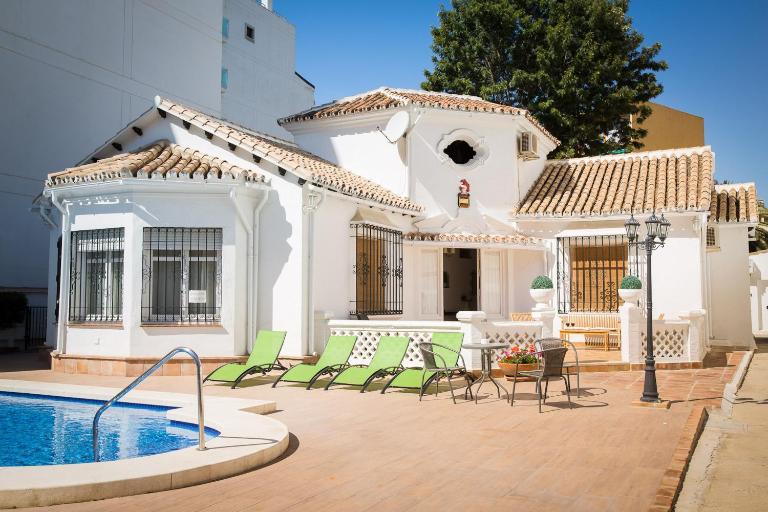Holidays2Fuengirola Villa 6 bedroom 200 mts Beach - Chambres d'hôtes Fuengirola