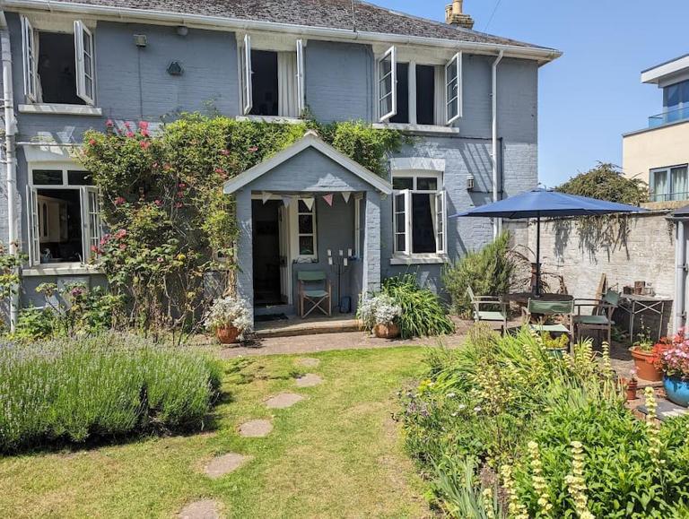 Cliffside is a Cosy Cottage B&B by Cowes Beach - Very big King Size guest BR & a Twin BR too if you book 3 to 4 guests - Chambres d'hôtes Cowes