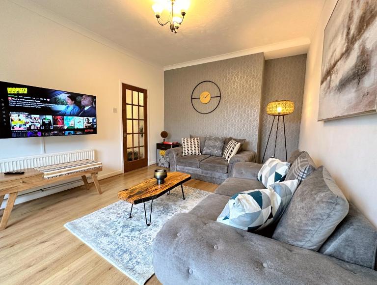 Large house on the edge of the Brecon Beacons - B&B Beaufort