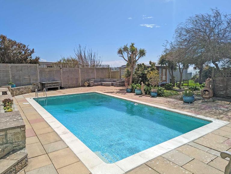 East Creek - hot tub, pool, dog friendly, right on the beach in Ringstead - Ferienwohnung Dorchester