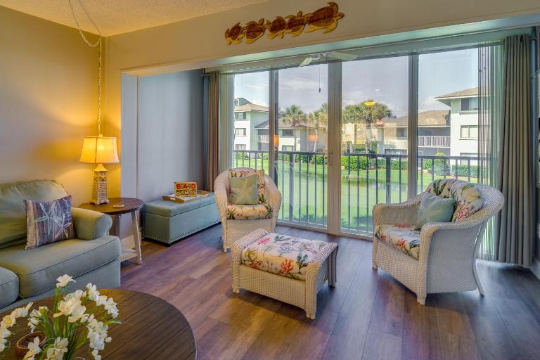 Sunny Ocean Village Beach Condo: Community Pool - Chambres d'hôtes Fort Pierce