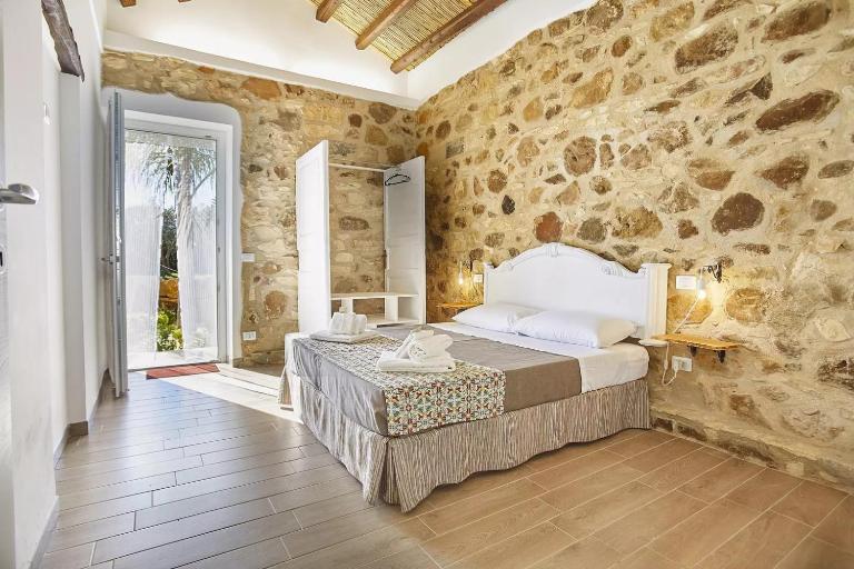 Casale Sammartano - Appartamenti con piscina comune - B&B Ummari
