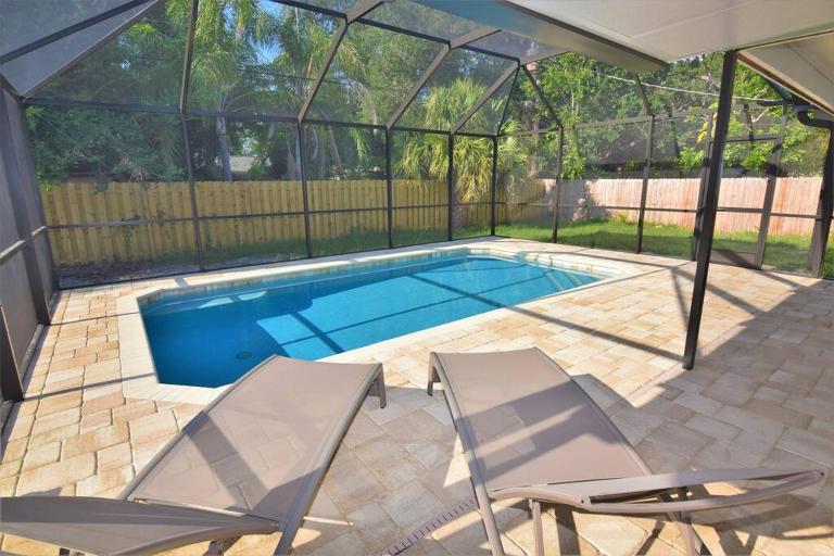 New England 3bd 2bt Home Heated Pool Close to Siesta - Chambres d'hôtes Sarasota