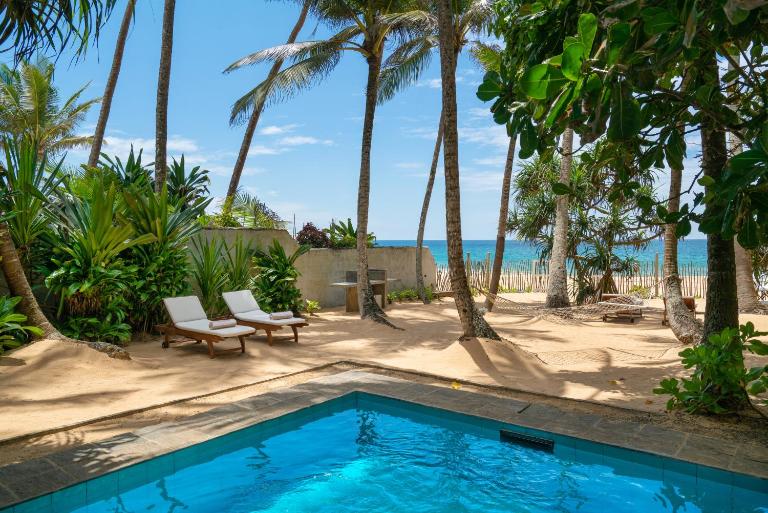 906 Hikkaduwa - Beachfront Private Villa - B&B Hikkaduwa