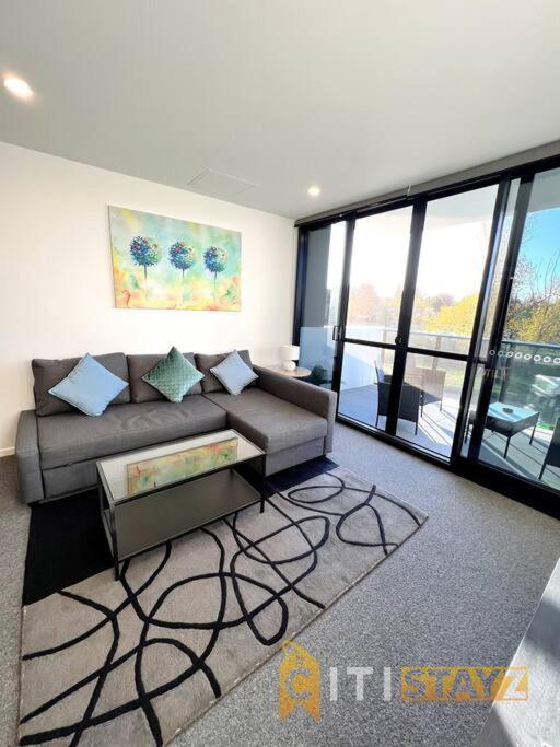 Fab in Phillip - 2bd 2bth Apt - Close to CBR Hospital - Chambres d'hôtes Phillip