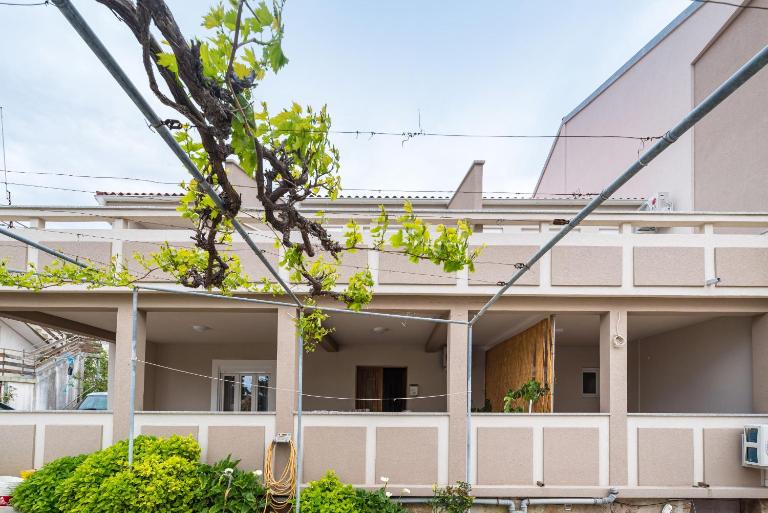 Studio Apartments Near Center - B&B Novalja