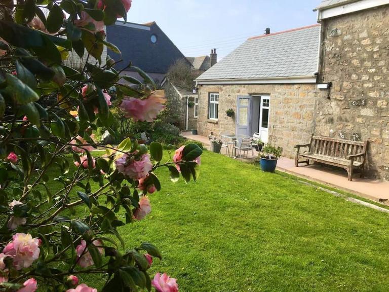 Spacious flat St Ives former farmhouse, parking - Chambres d'hôtes St Ives